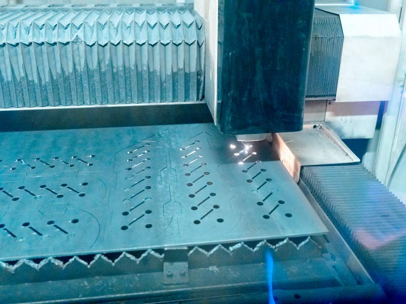 Những Thông Tin Về Cắt Laser Thép Tấm Cắt laser sử dụng tia laser trực tiếp trên bề mặt kim loại cần cắt