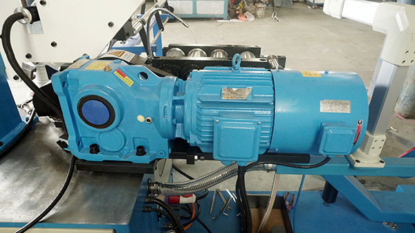 Máy chạy ống xoắn