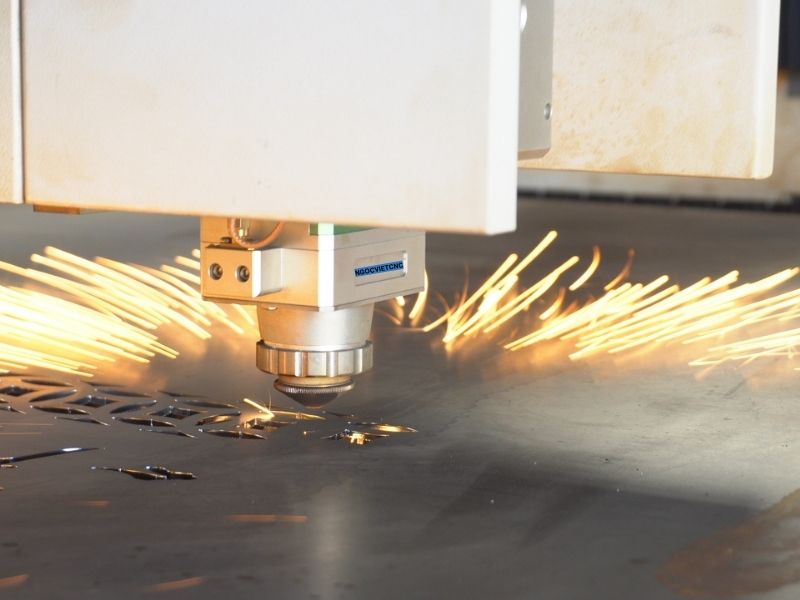 Kiểm tra tia laser trước khi cắt laser fiber 